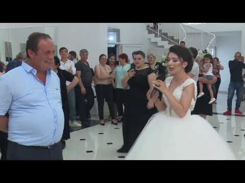 პატარძალი უმღერის მშობლებს ქორწილში. patarzali umgeris mshoblebs qorwilshi.