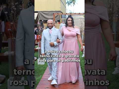 a noiva escolheu a cor rosa para as madrinhas #casamento