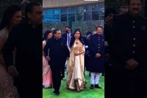 Isha Ambani आई अपने पिता Mukesh Ambani और अपने ससुर Ajay Piramal के साथ आई 😍 #ambani  #viralshorts