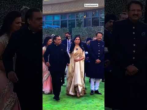 Isha Ambani आई अपने पिता Mukesh Ambani और अपने ससुर Ajay Piramal के साथ आई 😍 #ambani  #viralshorts